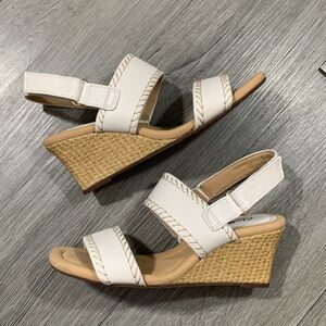 Clarks Ultimate Comfort “Kyarra Rose” White Leather Sandals size 6.5
